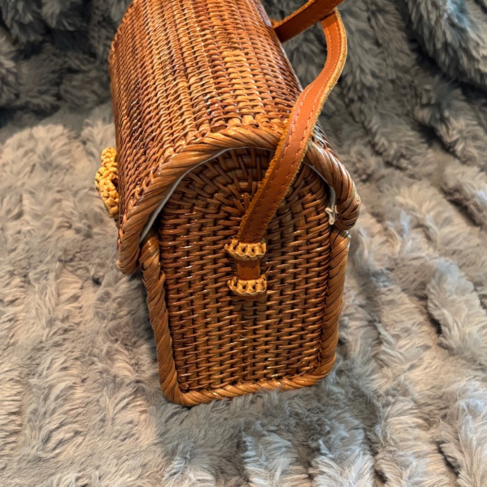 Elegant Woven Crossbody Bag in Tan - Picture 2 of 10